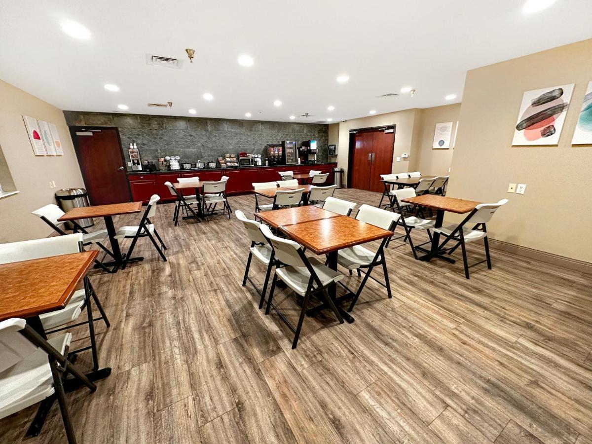 Estherville Hotel & Suites Exterior photo